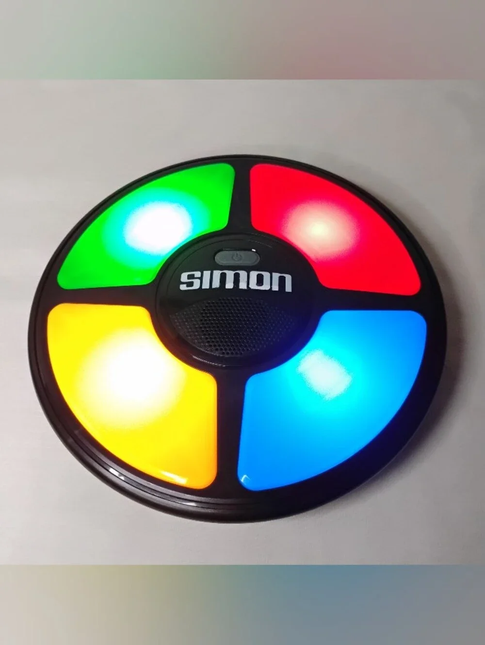 Simon Says Hasbro 2015 Classic Memory Game Toy Fun Travel Handheld Sound & Color